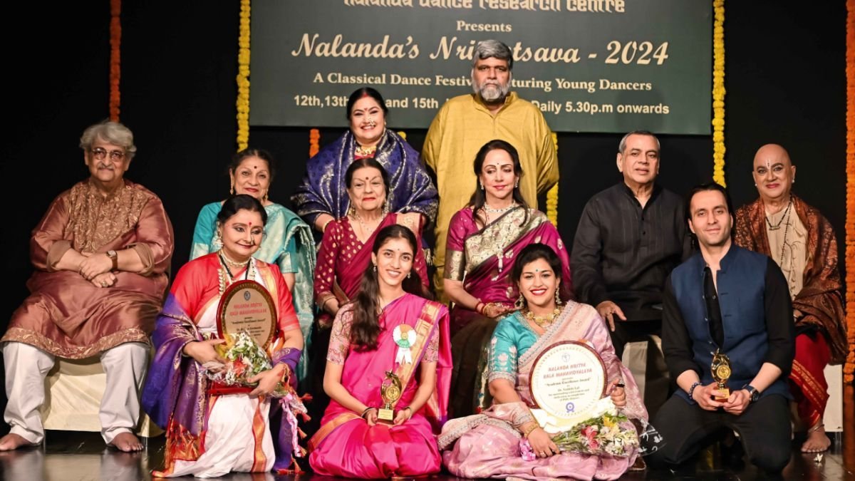 Nalanda Dance Research Centre DRM Uma Rele Present award to Actor Hema Malini & Paresh Rawal in Mumbai - PNN Digital